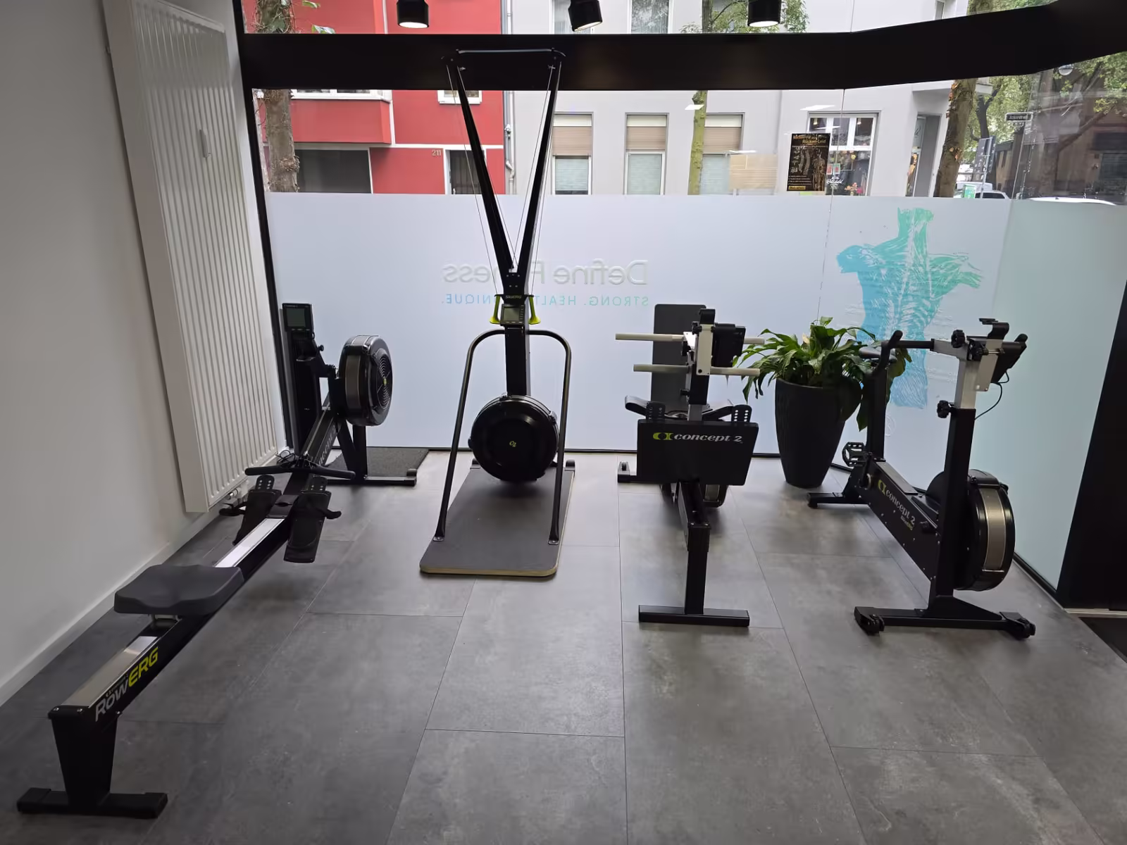 Cardio-Ecke am Fenster mit Rudergerät, SkiErg und BikeErg bei Define Fitness Düsseldorf-Flingern