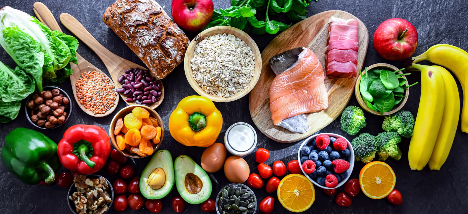 Frisches Gemüse, Obst, Fisch und Vollkornbrot als Grundlage für individuelles Ernährungstraining bei Define Fitness